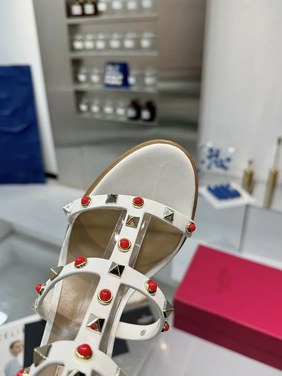 👟👟Ex-factory price 520👟👟 Valentino classic sandals with rivets ✔️Fashionable thick heel 9.5cm ✔️Mixed-breed sheepskin upper ✔️Mixed-breed sheepskin lining and foot pads ✔️Italian yellow cowhide outsole texture is clear and consistent with the counter ✔️Code number 35-40 (34, 41, 42 can be customized and not returned)